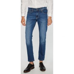 Pepe Jeans - Jeansy Cane. Niebieskie jeansy męskie marki Pepe Jeans, bez wzorów, z obniżonym stanem. W wyprzedaży za 249,90 zł.