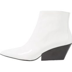 Calvin Klein Jeans FREDA Ankle boot white. Brązowe botki damskie skórzane marki Calvin Klein Jeans, na obcasie. Za 929,00 zł.