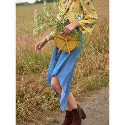 Spódnica damska z asymetryczną falbaną. Niebieskie spódniczki damskie na zimę, z denimu, eleganckie, asymetryczne. W wyprzedaży za 54,99 zł.