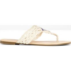 Klapki japonki bonprix naturalny. Brązowe klapki damskie bonprix, w koronkowe wzory, z koronki, bez obcasa. Za 32,99 zł.