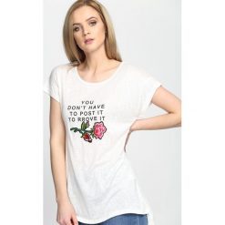 Kremowy T-shirt Chances. Białe bluzki damskie marki Born2be, s, z nadrukiem, z okrągłym kołnierzem. Za 29,99 zł.