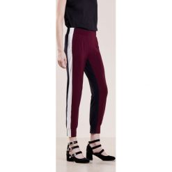 Norma Kamali SIDE STRIPE Spodnie treningowe midnight/plum/ivory. Czarne bryczesy damskie marki Norma Kamali, s, z elastanu. W wyprzedaży za 510,95 zł.