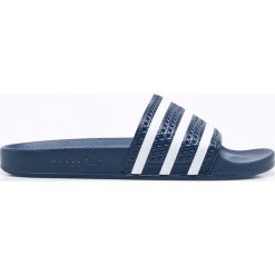 Adidas Originals - Klapki. Niebieskie kapcie męskie marki adidas Originals, z materiału. W wyprzedaży za 129,90 zł.