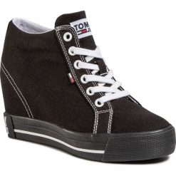 Sneakersy TOMMY JEANS - Wedge Casual Sneaker EN0EN00860 Black BDS. Czarne półbuty damskie Tommy Jeans, na co dzień, bez wzorów, z jeansu, casualowe, bez obcasa, na koturnie, bez zapięcia. Za 399,00 zł.