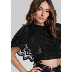 Czarna Bluzka Yanet. Czarne bluzki damskie Renee, s, w koronkowe wzory, z koronki, eleganckie, ze stójką, bez rękawów. Za 89,99 zł.