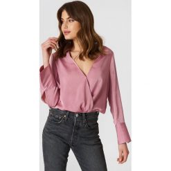 NA-KD Kopertowy bluzka z satyny - Pink. Różowe bluzki damskie NA-KD, bez wzorów, z poliesteru, bez kołnierzyka, z długim rękawem. Za 121,95 zł.