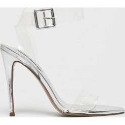 Steve Madden - Sandały Seeme. Szare sandały damskie Steve Madden, bez wzorów, z materiału, z okrągłym noskiem, bez obcasa, na obcasie, na klamry. W wyprzedaży za 299,90 zł.