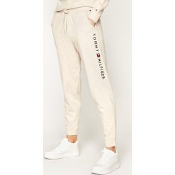 Spodnie dresowe TOMMY HILFIGER Cuffed UW0UW02029. Szare spodnie damskie TOMMY HILFIGER, m, z dresówki. W wyprzedaży za 269,00 zł.