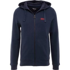 Barbour International™ ESSENTIAL HOODY Bluza rozpinana navy. Niebieskie kardigany męskie Barbour International™, m, bez wzorów, z bawełny, bez kołnierzyka, bez rękawów, bez kaptura. Za 539,00 zł.
