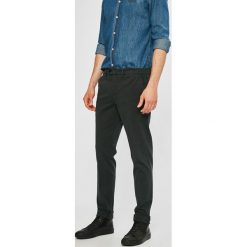 Marciano Guess - Spodnie. Szare chinosy męskie marki MARCIANO GUESS, z aplikacjami, z elastanu. W wyprzedaży za 239,90 zł.