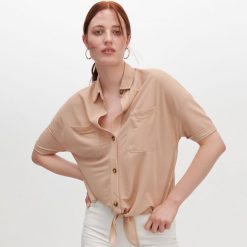 Bluzka z wiązaniem -. Bluzki damskie Reserved, xl, bez wzorów, bez kołnierzyka, bez rękawów. W wyprzedaży za 29,99 zł.