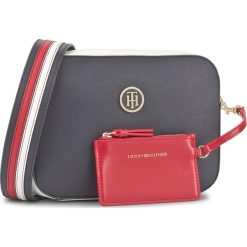 Torebka TOMMY HILFIGER - Th Signature Strap Camera Bag Cb AW0AW05060 901. Niebieskie listonoszki damskie marki TOMMY HILFIGER. Za 549,00 zł.