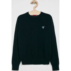 Guess Jeans - Sweter dziecięcy 118-175 cm. Niebieskie swetry chłopięce Guess Jeans, z aplikacjami, z bawełny, z okrągłym kołnierzem. W wyprzedaży za 129,90 zł.