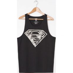 Tank top z nadrukiem Superman - Czarny. Czarne t-shirty męskie House, s, z nadrukiem, bez kołnierzyka. W wyprzedaży za 39,99 zł.