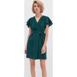 Sukienka o kopertowym kroju - Khaki. Brązowe sukienki damskie House, xl, bez wzorów, bez kołnierzyka, bez rękawów, kopertowe. W wyprzedaży za 79,99 zł.