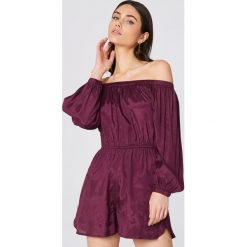 NA-KD Boho Kombinezon z odkrytymi ramionami - Purple. Fioletowe kombinezony damskie marki NA-KD Boho, bez wzorów, boho, bez kołnierzyka, bez rękawów. W wyprzedaży za 27,88 zł.