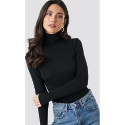 NA-KD Trend Polo Neck Long Sleeve Top - Black. Czarne topy damskie marki NA-KD Trend, bez wzorów, z lyocellu, polo. Za 121,95 zł.