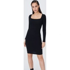 Mini sukienka z kwadratowym dekoltem - Czarny. Czarne sukienki damskie Sinsay, s, bez wzorów, bez kołnierzyka, bez rękawów, mini. Za 39,99 zł.