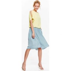 SPÓDNICA MIDI Z PRZYJEMNEJ W DOTYKU TKANINY. Niebieskie spódniczki damskie Top Secret, na lato, bez wzorów, z tkaniny, eleganckie, midi. W wyprzedaży za 99,99 zł.