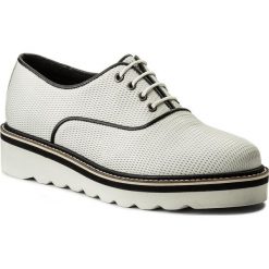 Oxfordy TOMMY HILFIGER - Sporty Perf Lace Up FW0FW02725 Whisper White 121. Białe jazzówki damskie TOMMY HILFIGER, ze skóry, sportowe, na płaskiej podeszwie. W wyprzedaży za 359,00 zł.