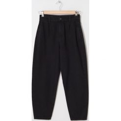 Denimowe spodnie slouchy -. Spodnie damskie House, z jeansu. Za 109,99 zł.