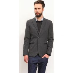 MARYNARKA MĘSKA TALIOWANA Z GUZIKIEM, Z ZAMKIEM. Szare marynarki męskie marki Top Secret, m, eleganckie. W wyprzedaży za 129,99 zł.