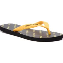 Japonki VERSACE JEANS - E0YTBSQ1 70982 LN3. Żółte klapki męskie Versace Jeans, z jeansu, bez zapięcia. W wyprzedaży za 129,00 zł.
