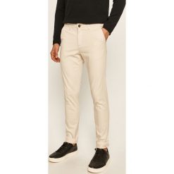 Jack & Jones - Spodnie. Białe spodnie męskie Jack & Jones, na co dzień, bez wzorów, z elastanu. W wyprzedaży za 119,90 zł.