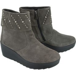 IGI&CO 21686 11 scamosciato sup/grigio scuro, botki damskie. Koturny damskie IGI&CO, bez obcasa, na koturnie, na zamek. W wyprzedaży za 279,90 zł.
