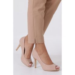 Beżowe szpilki czółenka peep toe lakierowane ze skórzaną wkładką Casu N189X4/A. Brązowe czółenka damskie Casu, bez wzorów, z lakierowanej skóry, z otwartym noskiem, bez obcasa, na szpilce, bez zapięcia. Za 99,99 zł.