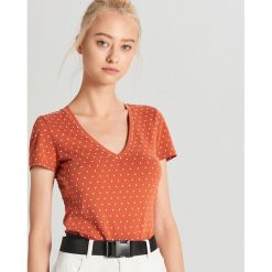 Koszulka z dekoltem - Bordowy. Czerwone koszulki damskie Cropp, s, bez wzorów, bez kołnierzyka, bez rękawów. Za 29,99 zł.