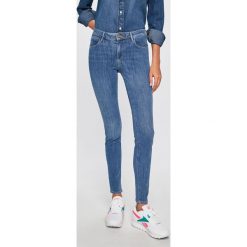 Wrangler - Jeansy. Niebieskie jeansy damskie skinny marki Wrangler, z elastanu. Za 349,90 zł.