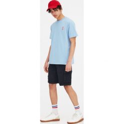 Koszulka z krótkim rękawem i haftem. Szare t-shirty męskie marki Pull & Bear, z haftami. Za 39,90 zł.