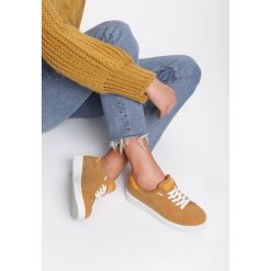 Musztardowe Buty Sportowe Elastic Hands. Żółte buty sportowe damskie Renee, z aplikacjami, z lakierowanej skóry, sportowe. Za 69,99 zł.