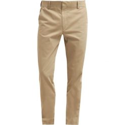 Chinosy męskie: DOCKERS INSIGNIA Chinosy british khaki