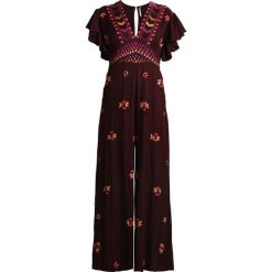 Free People CLEO EMBROIDERED Kombinezon purple combo. Fioletowe spodnie damskie marki Free People, z wiskozy. W wyprzedaży za 580,30 zł.