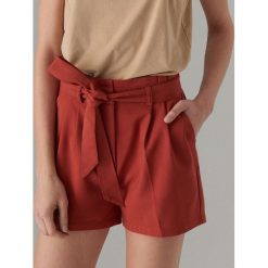 Szorty paperbag z wiązaniem - Czerwony. Czerwone szorty damskie Mohito, bez wzorów. Za 99,99 zł.