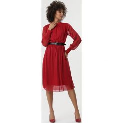 Czerwona Sukienka Isere. Czerwone sukienki damskie Born2be, s, bez wzorów, eleganckie, z okrągłym kołnierzem, bez rękawów, długie, midi. Za 99,99 zł.