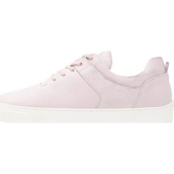 Leandro Lopes LOW TOP Tenisówki i Trampki rosa/white. Różowe tenisówki damskie marki Leandro Lopes, ze skóry. W wyprzedaży za 484,50 zł.