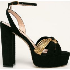 Stuart Weitzman - Sandały skórzane. Czarne sandały damskie Stuart Weitzman, bez wzorów, ze skóry, bez obcasa, na obcasie, na klamry. Za 2129,00 zł.