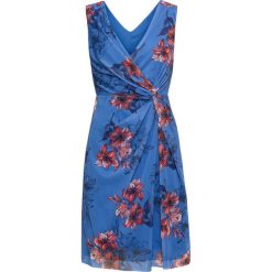 Sukienka siatkowa z nadrukiem i drapowaniem bonprix jasnoniebieski w kwiaty. Niebieskie sukienki damskie bonprix, z nadrukiem, eleganckie, bez kołnierzyka, bez rękawów. Za 129,99 zł.