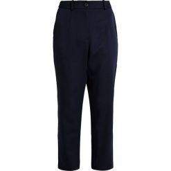 IVY & OAK Spodnie materiałowe navy blue. Niebieskie spodnie damskie marki IVY & OAK, bez wzorów, z poliesteru. Za 459,00 zł.