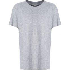 Szara Koszulka Clear Out. Szare koszulki męskie Born2be, xl, z aplikacjami, z dzianiny, z okrągłym kołnierzem, z krótkim rękawem, krótkie. Za 24,99 zł.