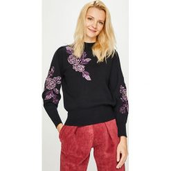 Pepe Jeans - Sweter Lias. Czarne swetry damskie Pepe Jeans, s, z haftami, z poliesteru, z krótkim rękawem, krótkie, bez kaptura. W wyprzedaży za 159,90 zł.