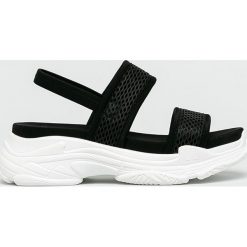 Steve Madden - Sandały. Czarne klapki damskie Steve Madden, bez wzorów, z gumy, bez obcasa, na obcasie. W wyprzedaży za 259,90 zł.