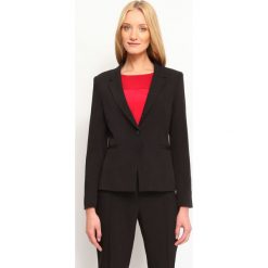 ŻAKIET DAMSKI KLASYCZNY, OBCISŁY. Brązowe marynarki i żakiety damskie Top Secret, eleganckie. Za 99,99 zł.