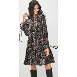 Answear - Sukienka. Szare długie sukienki marki ANSWEAR, na co dzień, l, z dzianiny, casualowe, z długim rękawem, rozkloszowane. Za 149,90 zł.
