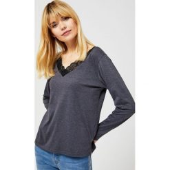 Bluzka z koronką. Szare bluzki damskie Moodo, xl, w koronkowe wzory, z bawełny, klasyczne, z okrągłym kołnierzem, z długim rękawem. Za 24,99 zł.