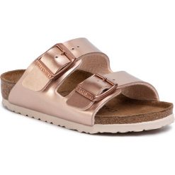Klapki BIRKENSTOCK - Arizona Kids 1012478 M Electric Metallic Copper. Różowe sandały dziewczęce Birkenstock, ze skóry ekologicznej, bez zapięcia. Za 169,00 zł.