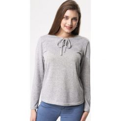Szara Bluzka Just Abo Boss. Szare bluzki damskie Born2be, na imprezę, xl, bez wzorów, z dzianiny, z okrągłym kołnierzem, z długim rękawem. Za 39,99 zł.